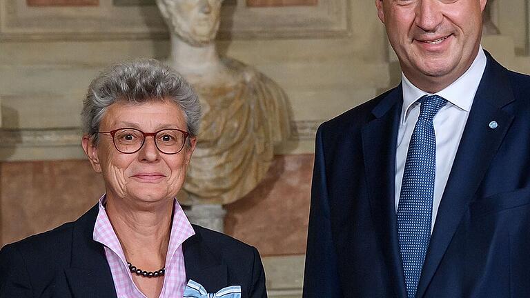 Verleihung Bayerischer Verdienstorden 2019 mit Bayerns Ministerpraesident Dr. Markus Soeder       -  Ulrike Holzgrabe, Vizepräsidentin der Uni Würzburg, wurde von Ministerpräsident Markus Söder mit dem Bayerischen Verdienstorden ausgezeichnet.