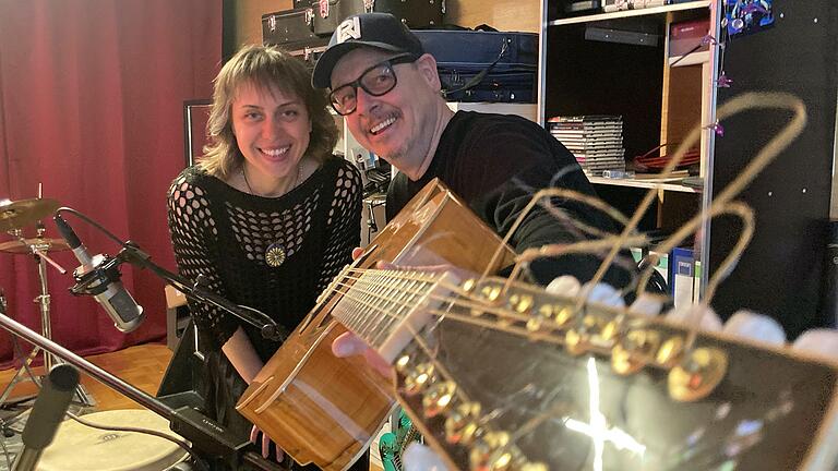 Die ukrainische Musikerin Tatyana Yurnevna mit ihrem neuen Band-Kollegen Eugen de Ryck in dessen Schwebheimer Musikstudio. Die ukrainische Musikerin Tatyana Yurnevna mit ihrem neuen Band-Kollegen Eugen de Ryck in dessen Schwebheimer Musikstudio.