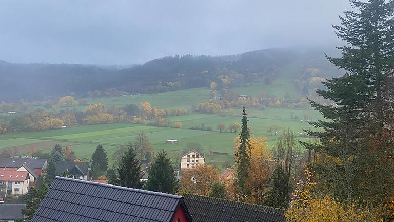 Jörg Scheffler aus dem Bischofsheimer Ortsteil Haselbach ist skeptisch bezüglich der Aktualität des Landkreis-Bildes. So blickte er Freitagvormittag Richtung Kreuzberg. Jörg Scheffler aus dem Bischofsheimer Ortsteil Haselbach ist skeptisch bezüglich der Aktualität des Landkreis-Bildes. So blickte er Freitagvormittag Richtung Kreuzberg.