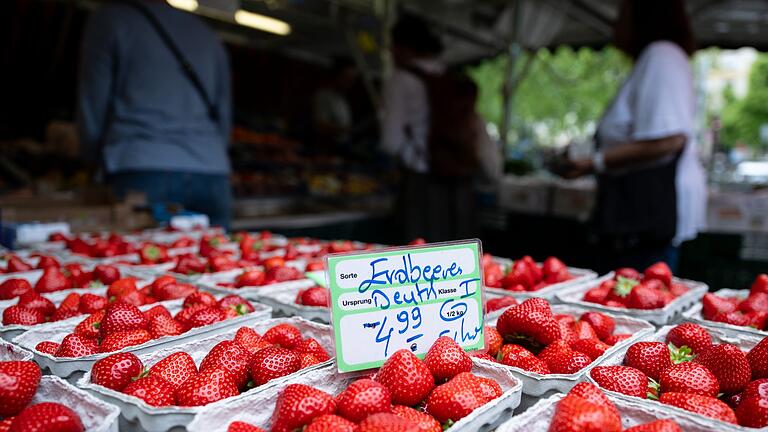 Marktstand mit Erdbeeren in München       -  Marktstand mit Erdbeeren in München.