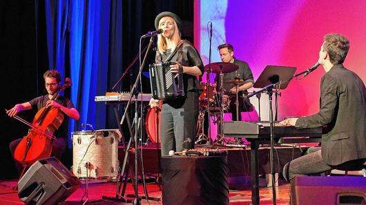 Das Duo &bdquo;Carolin No&ldquo; präsentierte bei seinem Auftritt in der Stadthalle in Haßfurt zusammen mit Tilman Wehle (Cello) und Florian Kettler (Schlagzeug) seine neueste CD &bdquo;Ehrlich gesagt&ldquo;. Unser Bild zeigt (von links) Tilman Wehler, Florian Kettler sowie Carolin und Andi Obieglo.