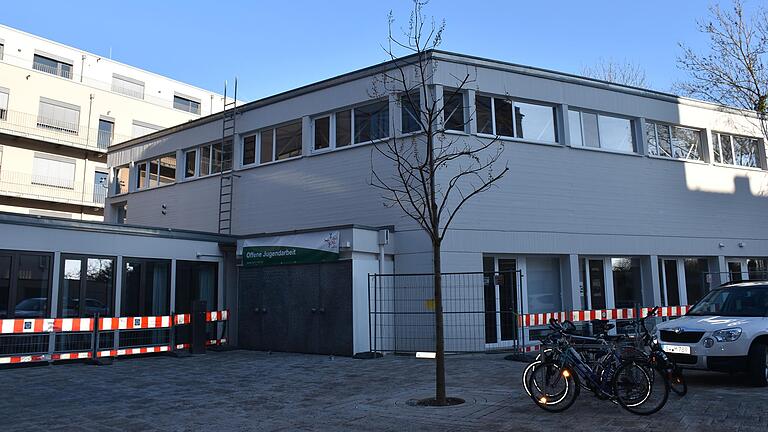 Das ehemalige Pentagon, das zwar immer noch ein Fünfeck ist, aber heute nicht mehr so heißt, ist das kom,ma-Zentrum und der Bereich für den offenen Treff. Das ehemalige Pentagon, das zwar immer noch ein Fünfeck ist, aber heute nicht mehr so heißt, ist das kom,ma-Zentrum und der Bereich für den offenen Treff.