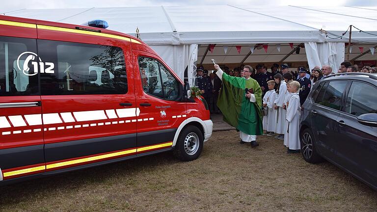 Die Stadt Karlstadt übergab der Freiwilligen Feuerwehr Wiesenfeld ein neues Mannschaftstransportfahrzeug MTW 350L3. Im Anschluss an den Festgottesdienst segnete Pfarrer Simon Mayer das Fahrzeug. Die Stadt Karlstadt übergab der Freiwilligen Feuerwehr Wiesenfeld ein neues Mannschaftstransportfahrzeug MTW 350L3. Im Anschluss an den Festgottesdienst segnete Pfarrer Simon Mayer das Fahrzeug.