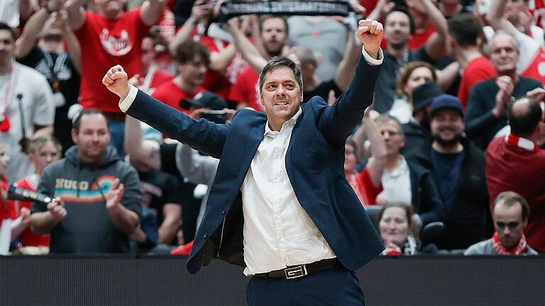 Jubel nach dem doch überraschenden Heimsieg der Würzburg Baskets in der Basketball-Champions-League gegen den italienischen Vertreter Bertram Derthona Basket: Würzburgs Trainer Sasa Filipovski streckt vor dem Fanblock die Fäuste nach oben. Jubel nach dem doch überraschenden Heimsieg der Würzburg Baskets in der Basketball-Champions-League gegen den italienischen Vertreter Bertram Derthona Basket: Würzburgs Trainer Sasa Filipovski streckt vor dem Fanblock die Fäuste nach oben.