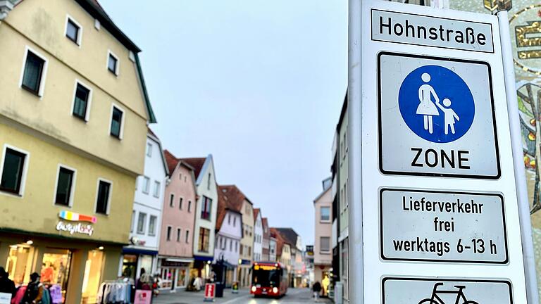 Verkehrsversuch in der Hohnstraße: Ab 26. Mai wird die Hohnstraße zur Einbahnstraße. Busse werden aber während des Modellversuchs auch weiterhin vom Hohntor aus Richtung Innenstadt fahren. Verkehrsversuch in der Hohnstraße: Ab 26. Mai wird die Hohnstraße zur Einbahnstraße. Busse werden aber während des Modellversuchs auch weiterhin vom Hohntor aus Richtung Innenstadt fahren.