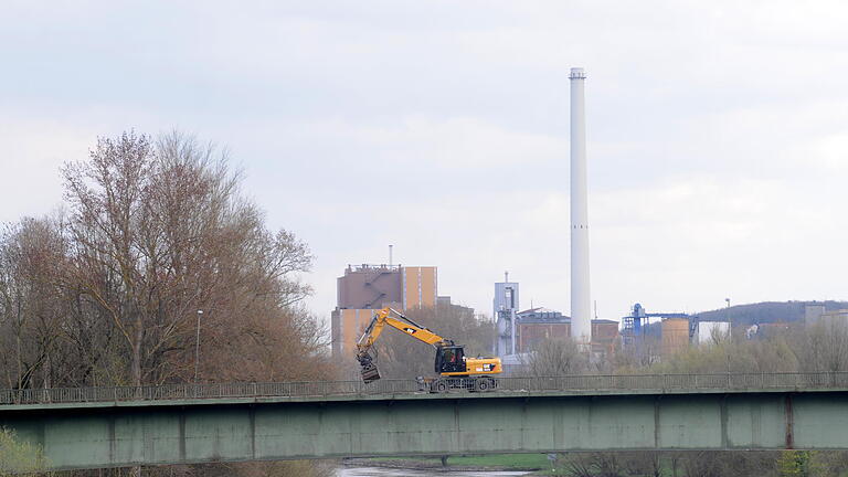 4. April: Ein Bagger beginnt, den Asphaltbelag abzubrechen.