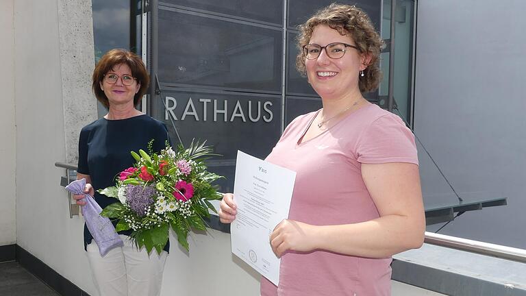 Stolz auf einen bayernweiten Spitzenplatz: Bürgermeisterin Bettina Bärmann gratulierte Tina Volkmer, die bei der Prüfung zur Verwaltungsfachkraft auf Platz 2 kam. Stolz auf einen bayernweiten Spitzenplatz: Bürgermeisterin Bettina Bärmann gratulierte Tina Volkmer, die bei der Prüfung zur Verwaltungsfachkraft auf Platz 2 kam.