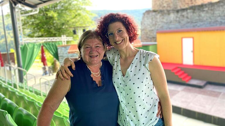 Nach 20 gemeinsamen Jahren auf der Bühne der Scherenburgfestspiele sind Gabriele Bayerschmidt (links) und Isabell Lang mittlerweile ein eingespieltes Team. Nach 20 gemeinsamen Jahren auf der Bühne der Scherenburgfestspiele sind Gabriele Bayerschmidt (links) und Isabell Lang mittlerweile ein eingespieltes Team.