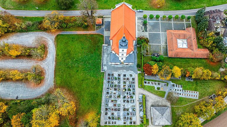 Gar nicht traurig, sondern fröhlich-bunt schauen der Friedhof und sein Umfeld der Wallfahrtskirche Maria Limbach aus der Vogelperspektive aus.