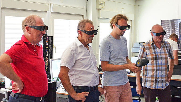 Dekan Professor Dr. Peter Meyer (li.) sowie die beiden Mitarbeiter Florian Schuster (2. von re.) und Josef Zenker (re.) zeigten dem Abgeordneten Paul Knoblach Möglichkeiten der virtuellen und erweiterten Realität an Beispielen sowie in einer Anwendung auf.