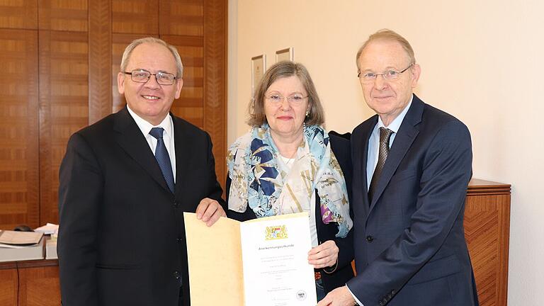 Das Bild zeigt Regierungspräsident Dr. Eugen Ehmann (links) bei der Übergabe der Anerken-nungsurkunde an Renate und Karl-Heinz Werner. Das Bild stellen wir auch im Internet zum Herunterladen bereit. Das Bild zeigt Regierungspräsident Dr. Eugen Ehmann (links) bei der Übergabe der Anerken-nungsurkunde an Renate und Karl-Heinz Werner. Das Bild stellen wir auch im Internet zum Herunterladen bereit.