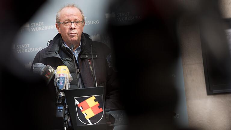 Der Corona-Krisenstab von Stadt und Landkreis Würzburg am 27. März bei einer Pressekonferenz: Thema war das Pflegeheim St. Nikolaus, wo inzwischen 17 Bewohner an den Folgen des Coronavirus gestorben sind. Im Bild: Dr. Johann Löw, Leiter des Würzburger Gesundheitsamtes. Der Corona-Krisenstab von Stadt und Landkreis Würzburg am 27. März bei einer Pressekonferenz: Thema war das Pflegeheim St. Nikolaus, wo inzwischen 17 Bewohner an den Folgen des Coronavirus gestorben sind. Im Bild: Dr. Johann Löw, Leiter des Würzburger Gesundheitsamtes.