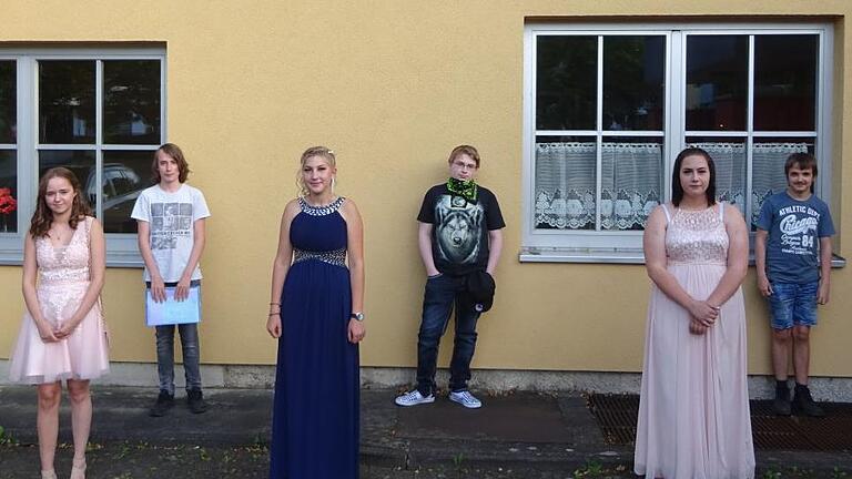 Die Abschlussklasse 2019/20 der Saaletal-Schule Hammelburg Foto: Joachim Wehner - Die Abschlussklasse 2019/20 der Saaletal-Schule Hammelburg Foto: Joachim Wehner Die Abschlussklasse 2019/20 der Saaletal-Schule Hammelburg Foto: Joachim Wehner - Die Abschlussklasse 2019/20 der Saaletal-Schule Hammelburg Foto: Joachim Wehner