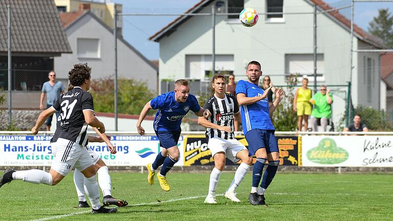 Yannick Sprenger (Mitte) brachte seinen TSV Gochsheim mit diesem Kopfball gegen den FC Sand in Führung und legte wenig später noch Treffer Nummer zwei nach. Yannick Sprenger (Mitte) brachte seinen TSV Gochsheim mit diesem Kopfball gegen den FC Sand in Führung und legte wenig später noch Treffer Nummer zwei nach.