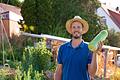 Florian Probeck steht in seinem Garten, in der Hand hält er Upo - ein bei uns recht selten angepflanztes Gemüse.       -  Florian Probeck steht in seinem Garten, in der Hand hält er Upo - ein bei uns recht selten angepflanztes Gemüse.