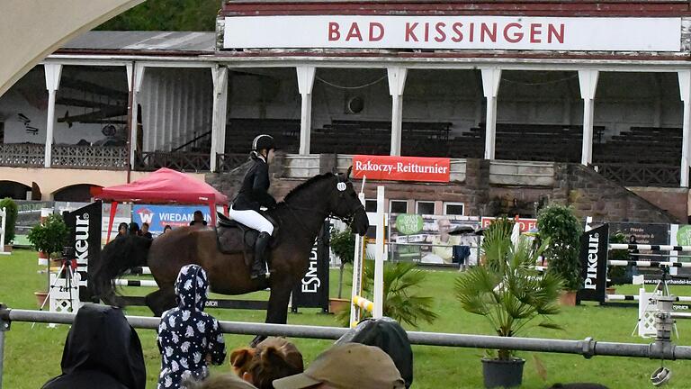 Mittendrin im Rakoczy-Reitturnier des RV Bad Kissingen.       -  Mittendrin im Rakoczy-Reitturnier des RV Bad Kissingen.