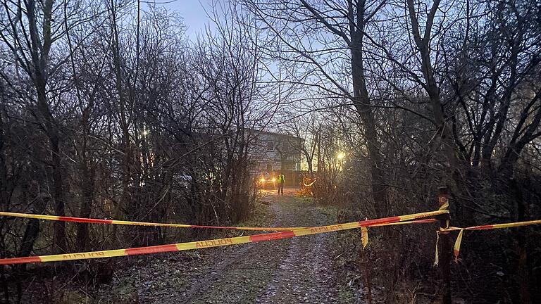 Nach dem Absturz eines Frachtflugzeugs in Litauen       -  Die litauische Polizei sperrt die Straße, während Ermittler und Einsatzkräfte an der Absturzstelle arbeiten.