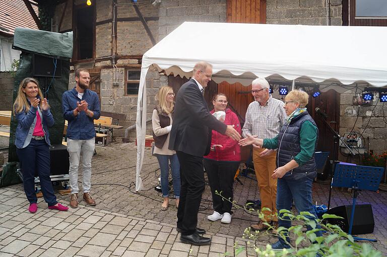 Ausstellungseröffnung (von links): Sabine Sitter, stellvertretende Landrätin, Integrationsbegleiter Christian Büdel, Anja Gropp, Kommunikation und Öffentlichkeitsarbeit, Dieter Körber, Geschäftsführer, Julia, Paul und Gabriele Diener.