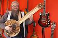 Michael Hilbel vor der Wand mit seinen Instrumenten. Die Hybrid-Sitar kommt vor allem bei&nbsp; der Weltmusik zum Einsatz.