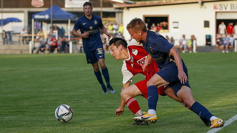 Yannik Hörning (rotes Trikot) vom SV Birkenfeld geht in den Zweikampf gegen Fabian Greilinger (rechts) vom TSV 1860 München. Die Birkenfelder setzten sich eine Halbzeit erfolgreich gegen den Favoriten aus der Dritten Liga zur Wehr und hielten bis zur Halbzeit ein torloses Unentschieden.