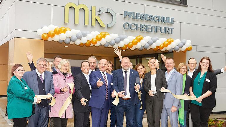 Bei der feierlichen Eröffnung der Pflegeschule (von links): Auszubildende Heidi Eyering, MdL Volkmar Halbleib, Personalchefin Juliane Selsam, Bürgermeister Markus Schenk,&nbsp; Abteilungsdirektorin der Regierung von Unterfranken Maria Walter, Klinik-Geschäftsführer Christian Schell, MdB Paul Lehrieder, Schulleiter Michael Wink, MdL Felix Freiherr von Zobel, Landrat Thomas Eberth, Architektin Birgit Braunschmidt, KU-Vorständin Eva von Vietinghoff-Scheel, Bürgermeister Peter Juks, Kreisrätin Karen Heußner, Geschäftsführer der Senioreneinrichtungen des Landkreises Würzburg Michael Pfab und&nbsp; Auszubildende Marina Prust.