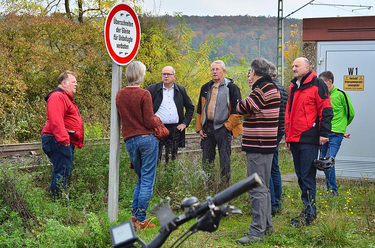 In Eußenheim wäre Platz für den neuen Bahnsteig: Ehemals gab es hier drei Gleise. Dieser Bereich stünde wohl für eine neue Anbindung zur Verfügung. In Eußenheim wäre Platz für den neuen Bahnsteig: Ehemals gab es hier drei Gleise. Dieser Bereich stünde wohl für eine neue Anbindung zur Verfügung.