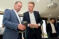 Preh: Der Technischen Direktor (CTO) Marcus Kneifel (rechts) verlässt das Unternehmen. Unser Bild zeigt ihn mit dem bayerischen Wirtschaftsminister Hubert Aiwanger.&nbsp;