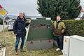 Bürgermeister Bernhard Weidner (links) und der Geschäftsführer des Zweckverbandes Interkommunale Zusammenarbeit (ZVIZM) David Graser beim ersten Einsatz des Enforcement Trailers am Ortseingang Maidbronn von Estenfeld kommend.