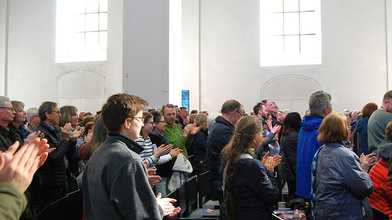 Das Publikum erhob sich von den Sitzen, um Beifall zu spenden. Das Publikum erhob sich von den Sitzen, um Beifall zu spenden.