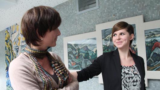 Nadja König (rechts) bietet im Rollenspiel der verzweifelten Andrea Hofmann Unterstützung an. Foto: Benedikt Borst - Nadja König (rechts) bietet im Rollenspiel der verzweifelten Andrea Hofmann Unterstützung an. Foto: Benedikt Borst Nadja König (rechts) bietet im Rollenspiel der verzweifelten Andrea Hofmann Unterstützung an. Foto: Benedikt Borst - Nadja König (rechts) bietet im Rollenspiel der verzweifelten Andrea Hofmann Unterstützung an. Foto: Benedikt Borst