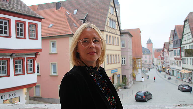 Julia Moutschka wird ab 1.1.2019 Geschäftsführerin des Ochsenfurter Stadtmarketingvereins Julia Moutschka wird ab 1.1.2019 Geschäftsführerin des Ochsenfurter Stadtmarketingvereins
