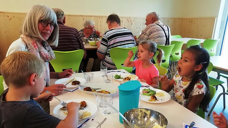 Den Kindern, der Kita-Leitung Sonja Mallü und Prosselsheims Senioren schmeckt das Essen aus der eigenen Frischküche sichtlich gut. Den Kindern, der Kita-Leitung Sonja Mallü und Prosselsheims Senioren schmeckt das Essen aus der eigenen Frischküche sichtlich gut.