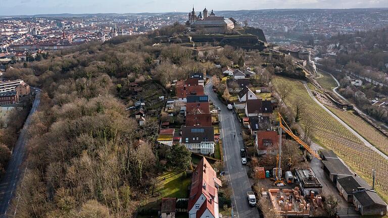 Der Obere Burgweg in Würzburg ist die einzige Zufahrt zur Festung Marienberg. Sieben Familien dort fürchten um ihre Heimat. Der Obere Burgweg in Würzburg ist die einzige Zufahrt zur Festung Marienberg. Sieben Familien dort fürchten um ihre Heimat.