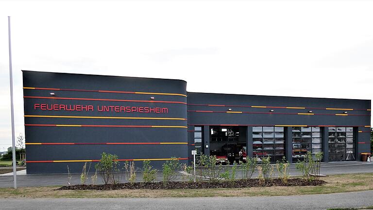 Wird am 21. Mai eingeweiht: das neue Feuerwehrhaus in Unterspiesheim. Der Gemeinderat besichtigte es und hielt dort auch seine Sitzung. Wird am 21. Mai eingeweiht: das neue Feuerwehrhaus in Unterspiesheim. Der Gemeinderat besichtigte es und hielt dort auch seine Sitzung.