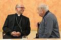 Eine vorweihnachtliche Andacht hat Bischof Franz Jung (links) mit Ruhestandspriestern im Caritas-Seniorenzentrum Sankt Thekla in Würzburg gefeiert. Im Anschluss nahm er sich Zeit für persönliche Gespräche.
