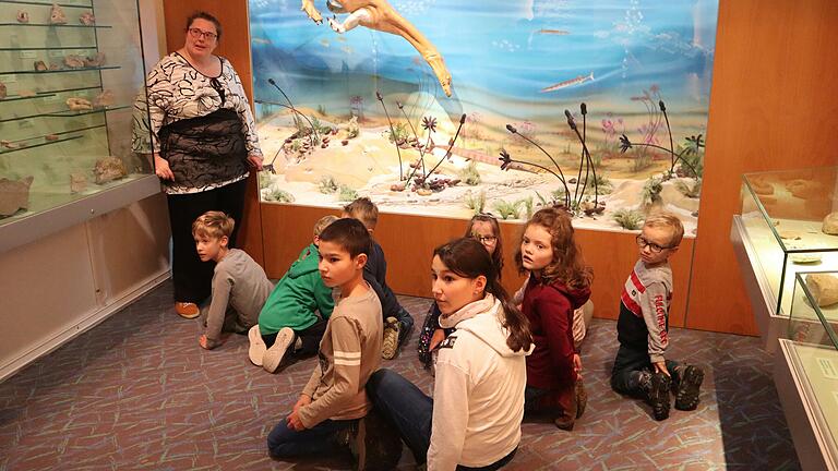 Gebannt lauschen die Kinder den Ausführungen der Führerin durch das Naturkunde-Museum Coburg.