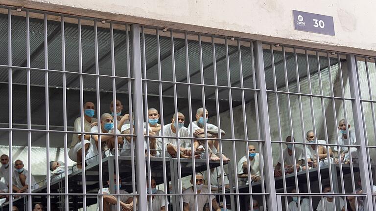Supreme Court: Keine Abschiebungen nach Kriegsgesetz       -  Trumps Regierung hat zahlreiche mutmaßliche Gangmitglieder nach El Salvador abgeschoben. (Archivbild)