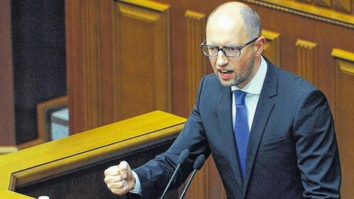 Bleibt im Amt: Nachdem die Abgeordneten vor einer Woche neue Steuergesetze zur Finanzierung des Bürgerkrieges in der Ostukraine abgelehnt hatten, erklärte der ukrainische Regierungschef Arseni Jazenjuk seinen Rücktritt. Das Parlament in Kiew lehnte sein Gesuch ab. Bleibt im Amt: Nachdem die Abgeordneten vor einer Woche neue Steuergesetze zur Finanzierung des Bürgerkrieges in der Ostukraine abgelehnt hatten, erklärte der ukrainische Regierungschef Arseni Jazenjuk seinen Rücktritt. Das Parlament in Kiew lehnte sein Gesuch ab.