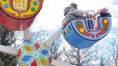 Beliebtes Fahrgeschäft: Das Miniriesenrad wurde 1990 aufgestellt. Neu ist seit dieser Saison ein kleines Bärenkarussell. Beliebtes Fahrgeschäft: Das Miniriesenrad wurde 1990 aufgestellt. Neu ist seit dieser Saison ein kleines Bärenkarussell.