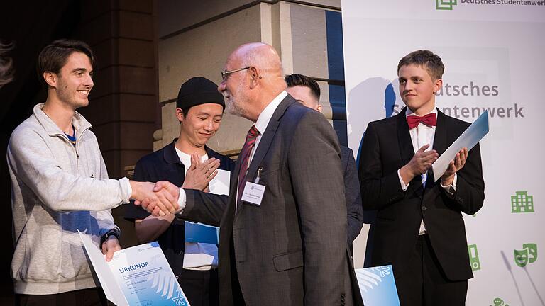 Prof. Dr. Rolf-Dieter Postlep, Präsident des Deutschen Studentenwerks (rechts), gratuliert Jannis Maroscheck Foto: Kay Herschelmann