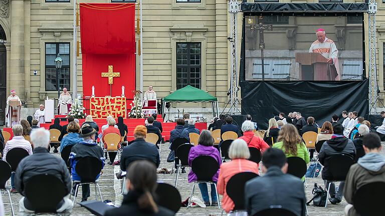 Zum ersten Mal fand ein Fronleichnamsgottesdienst auf dem Würzburger Residenzplatz statt. Weihbischof Ulrich Boom konnte 350 Gläubige begrüßen.