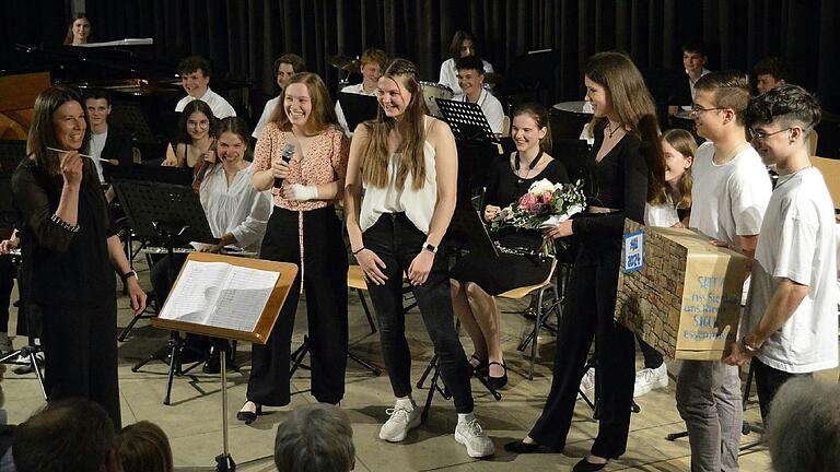 Auch heuer gab es beim traditionellen Orchesterkonzert in der Aula des Karlstadter Gymnasiums neben den anspruchsvollen Musikdarbietungen und dem frenetischen Applaus immer wieder Anlass zur Heiterkeit - so wie hier bei den humorvollen Dankesworten der langjährigen Mitwirkenden und baldigen Abiturienten an ihre Leiterin Alexandra Schüpfer.