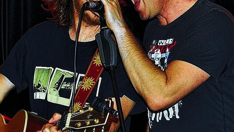 Vollblutmusiker: Peter Freudenthaler (rechts) und Volker Hinkel von der Band &bdquo;Fools Garden&ldquo; gaben in Haßfurt ein bemerkenswertes Konzert, bei dem auch der Welthit &bdquo;Lemon Tree&ldquo; nicht fehlen durfte.