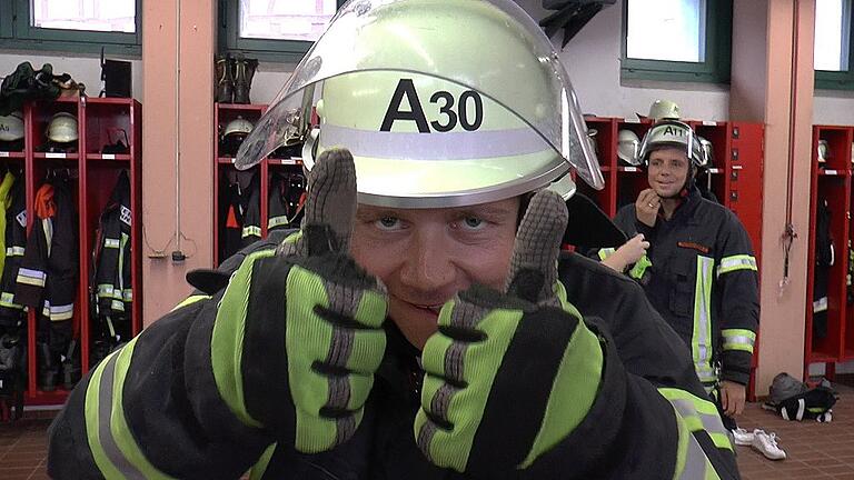Daumen hoch für die Feuerwehren: Tobias Thomann und seine Brüder zollen dem Ehrenamt Respekt.