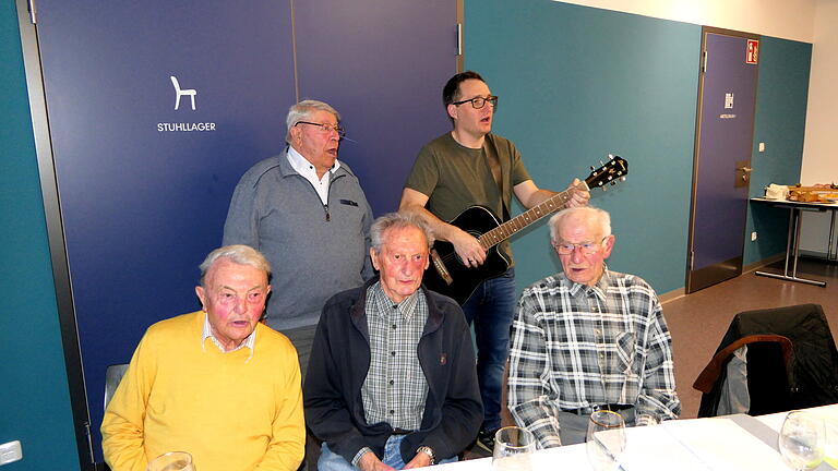 Die ehemaligen Clubmitglieder (vorne von links) Heinz Vogel, Theo Hahn, Günther Hußlein und Hilmar Hahn (hinten links) sangen die Vereinshymne kräftig mit, die Sebastian Felbel mit seiner Gitarre begleitete.