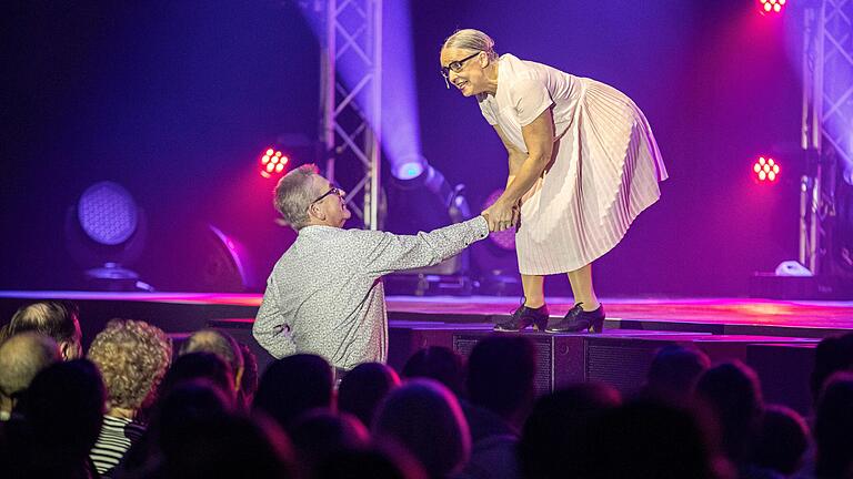 Von diesem Abend wird er noch lange erzählen: Gast Michael wurde von Clownin Rosemie Warth auserkoren, sie durch den Abend bei 'Breakin' Circus' zu begleiten. Von diesem Abend wird er noch lange erzählen: Gast Michael wurde von Clownin Rosemie Warth auserkoren, sie durch den Abend bei 'Breakin' Circus' zu begleiten.