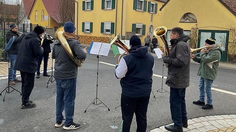 Mit fränkischer Musik läutete der Musikverein Kolitzheim unter Leitung von Peter Häusner an Silvester in bewährter Weise das neue Jahr ein. Das alljährliche Neujahrsanblasen ist eine feste Tradition in Kolitzheim und erfreut die Dorfbewohner. Bei diesem alten Brauch treffen sich die Musiker an vielen Stationen im Dorf, um mit ihrer Musik Segen und Glück für das bevorstehende Jahr zu bringen. Die Dorfbewohner kommen zusammen und wünschen sich einen guten Beschluss und alles Gute für das neue Jahr. Diese Tradition stärkt das Miteinander und die Dorfgemeinschaft und ist eine gute Gelegenheit über Begebenheiten des zu Ende gehenden Jahres zu reden sowie gute Vorsätze für das Neue Jahr auszutauschen.