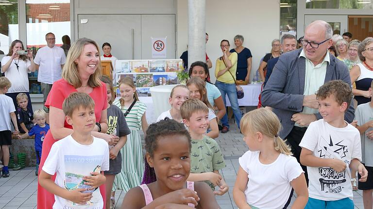 Der begeisterte Tanz der Kinder riss auch Kultusministerin Anna Stolz und Bürgermeister Achim Höfling mit.