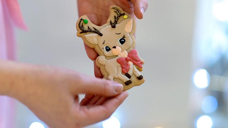 Ganz individuell sind die Motive der handgemachten Leckereien, wie dieser Keks mit Bambi-Motiv. Ganz individuell sind die Motive der handgemachten Leckereien, wie dieser Keks mit Bambi-Motiv.