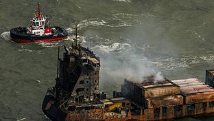 Schiffskollision vor britischer Küste       -  Rauch auf dem Frachtschiff &bdquo;Solong&rdquo;.
